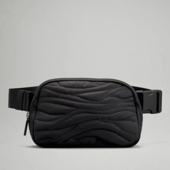 🆕🇨🇦 Lululemon Team Canada Everywhere Belt Bag Black - Picture 1 of 6